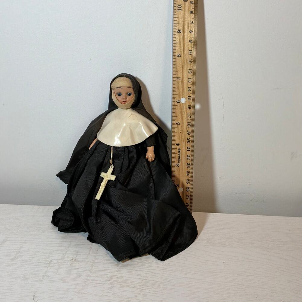 Vintage 1950s Hard Plastic Catholic Nun Sleepy Eyed Doll with Crucifix - Picture 2 of 5
